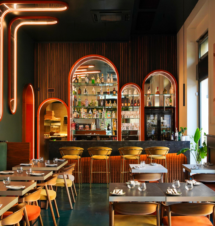 Sala di Modus con tavoli, bancone del bar e luci a tubo