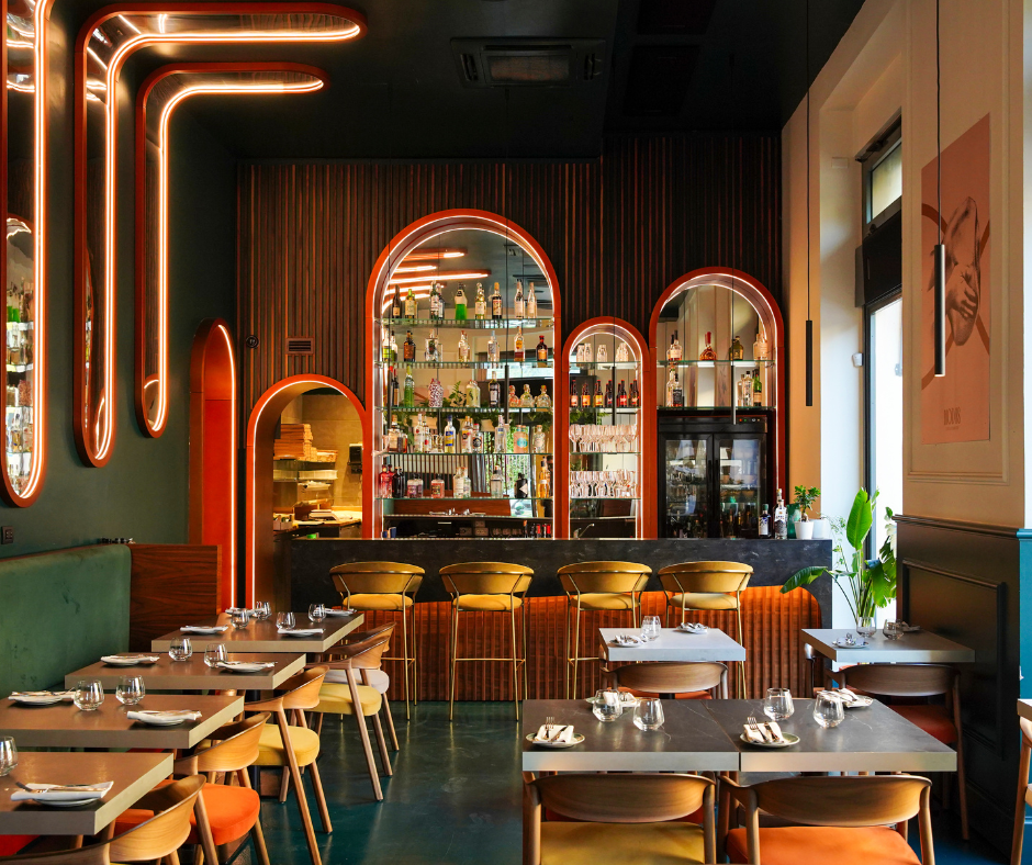 Sala di Modus Milano con il bancone e le nicchie ad arco