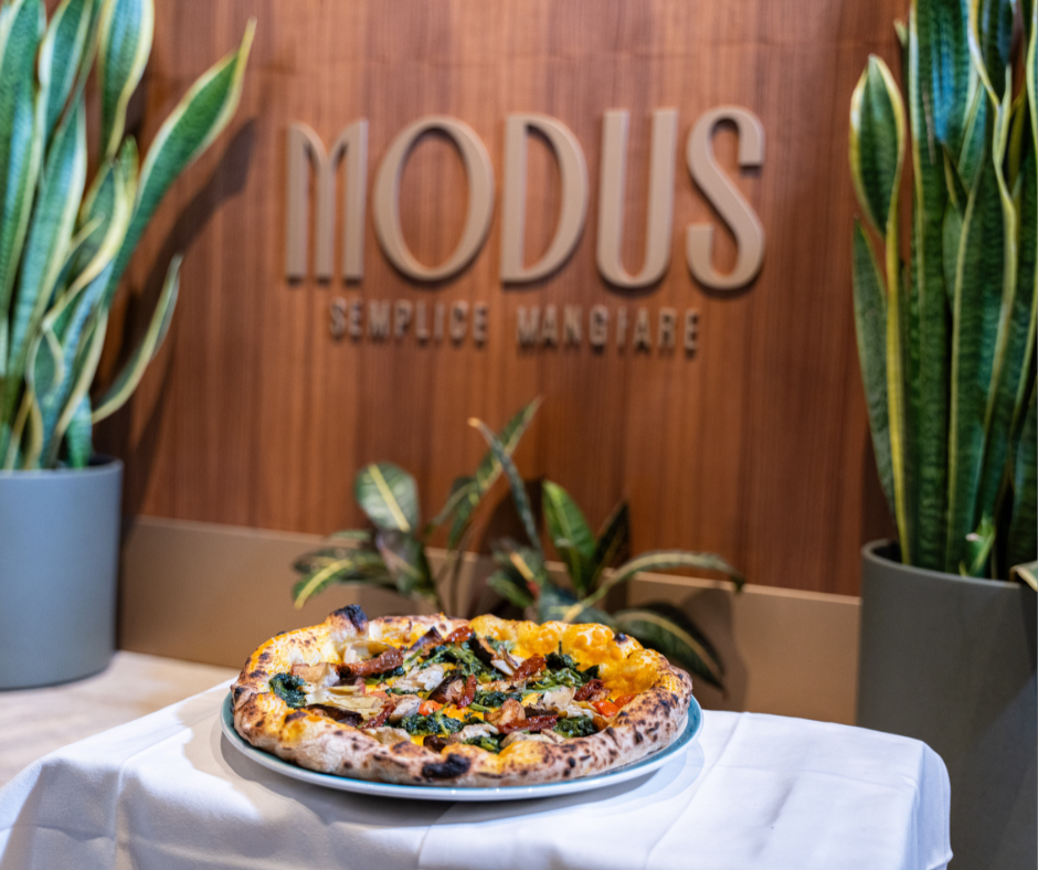 Pizza con scarola, alici di Menaica, olive e capperi del nuovo menù di Modus Pizzeria